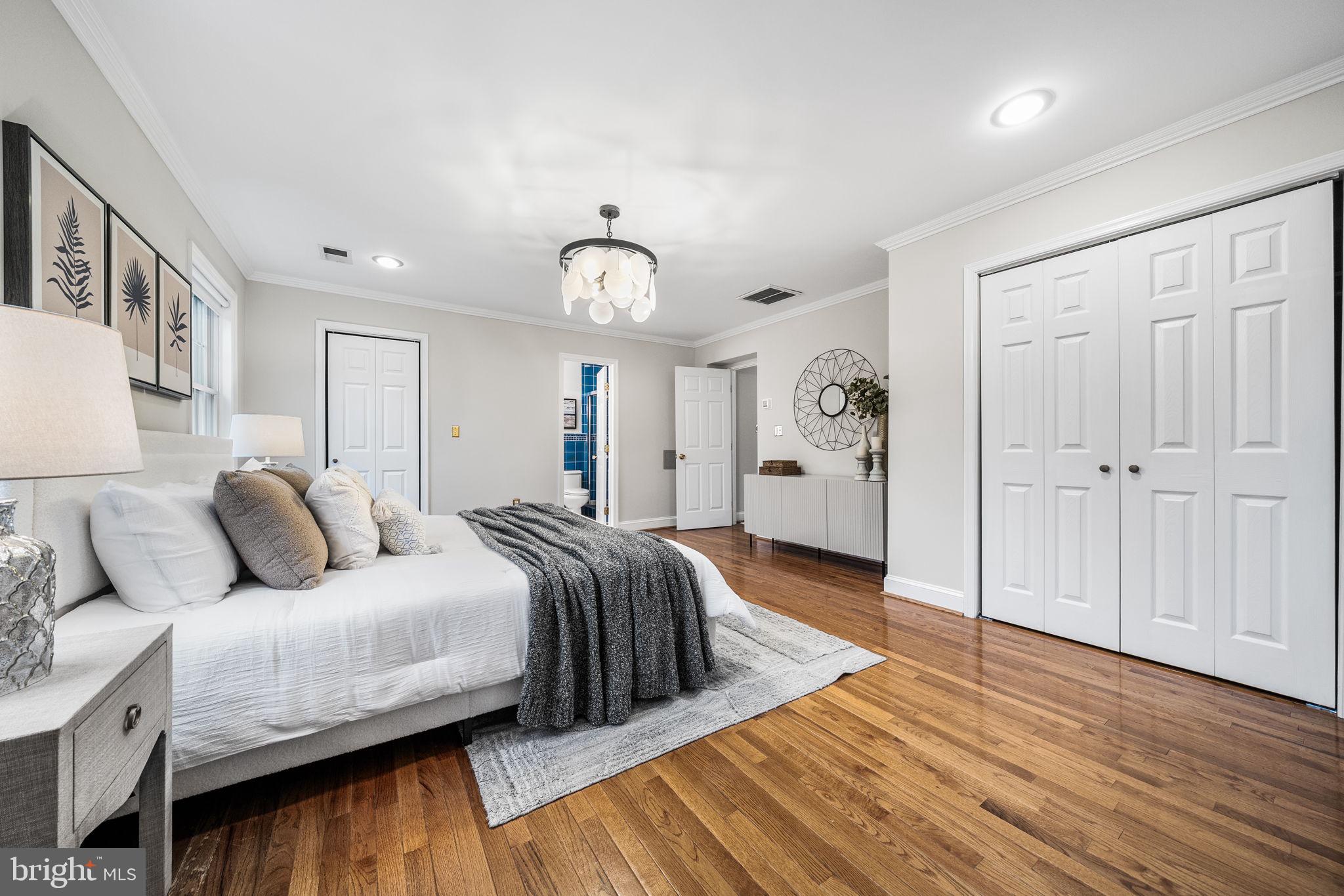 COUNTRY CLUB MANOR - Residential