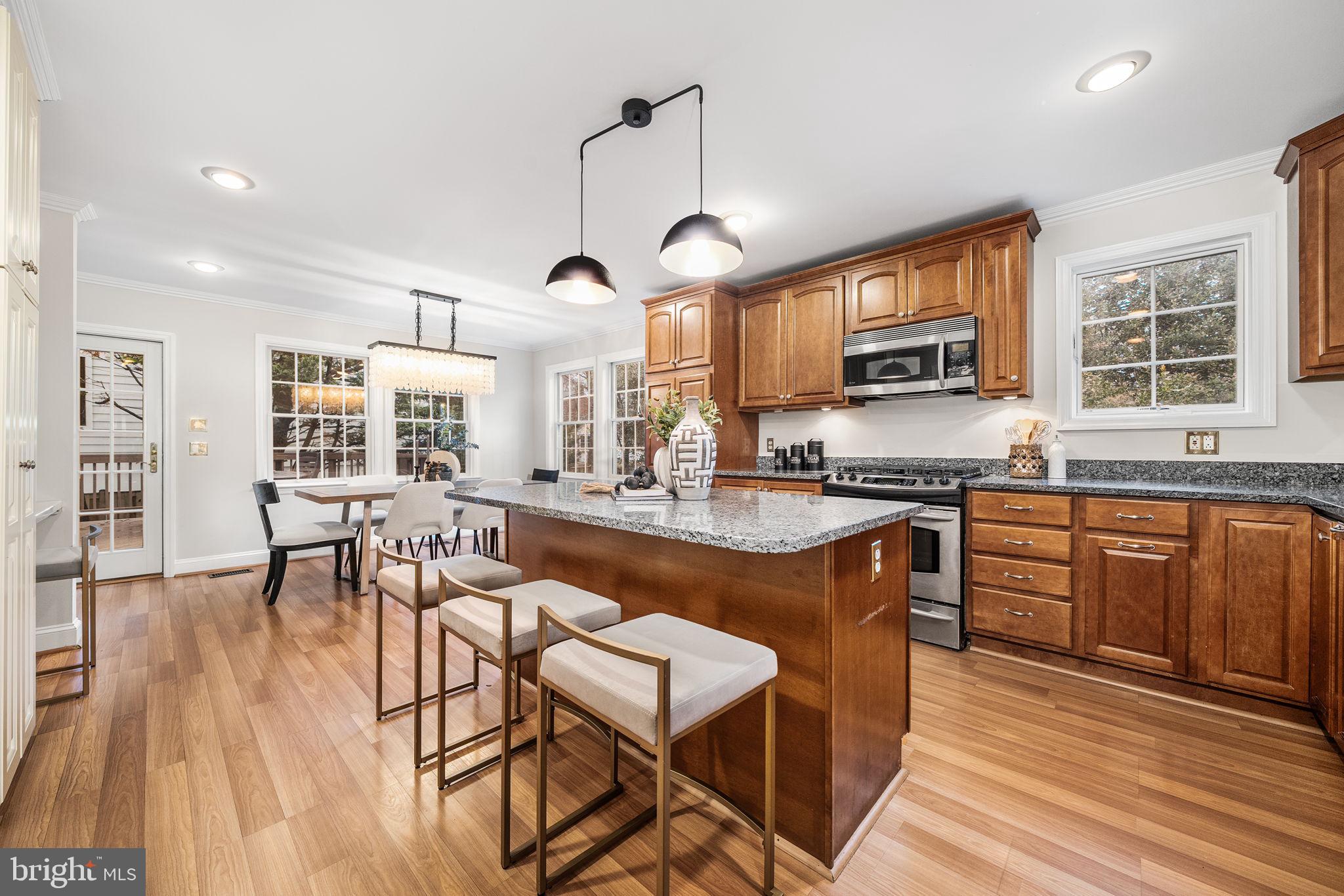 COUNTRY CLUB MANOR - Residential