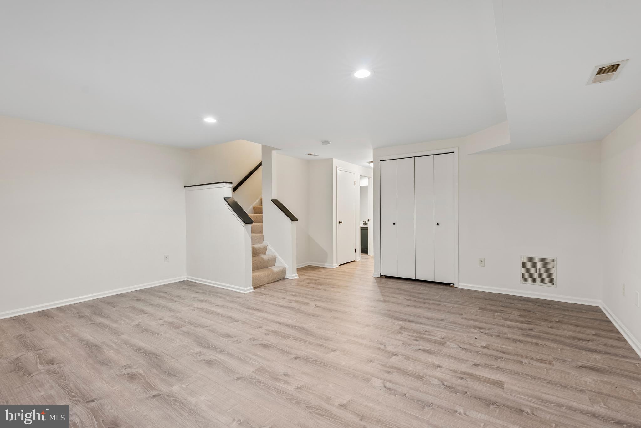 CONSTANT FRIENDSHIP - Residential