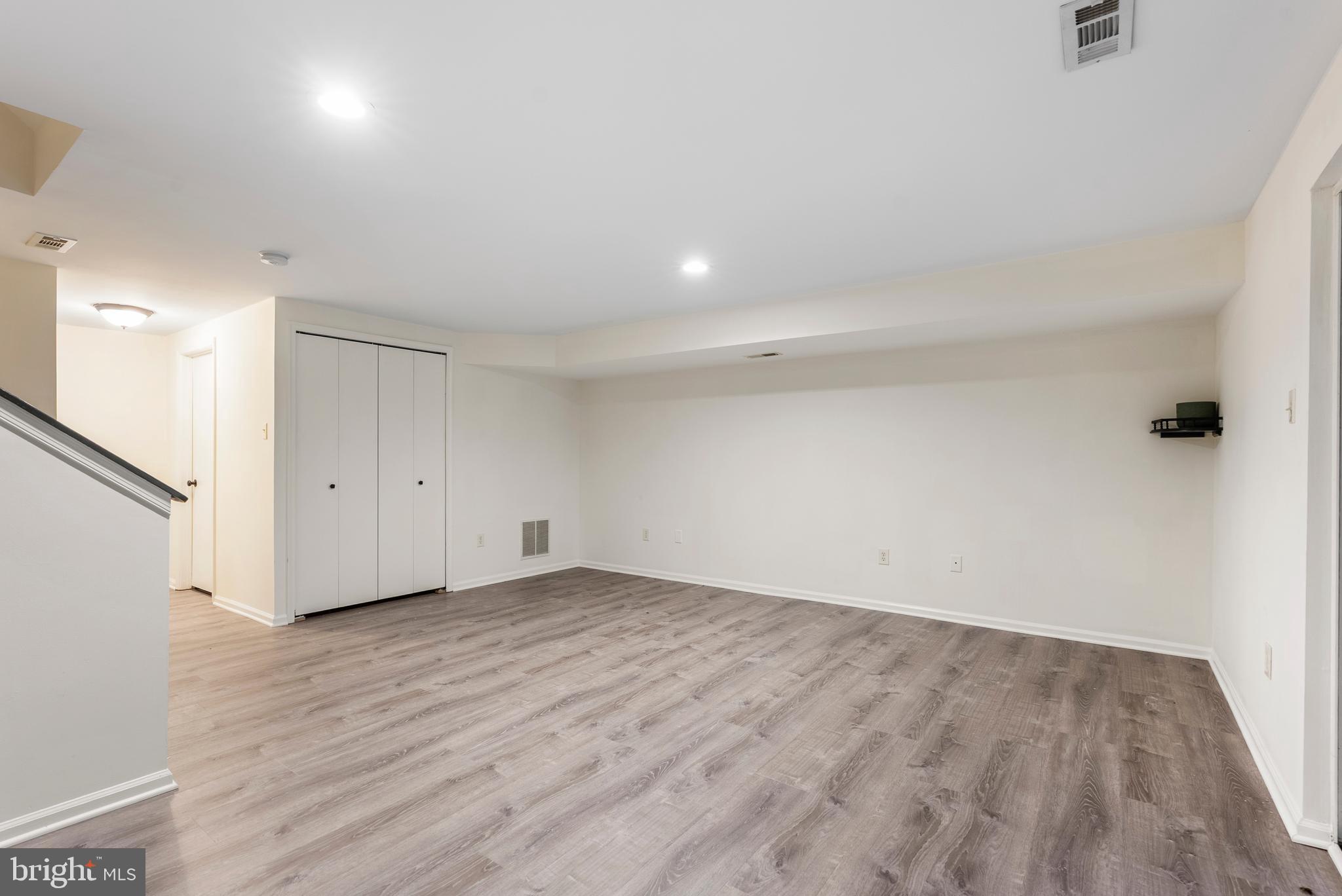 CONSTANT FRIENDSHIP - Residential