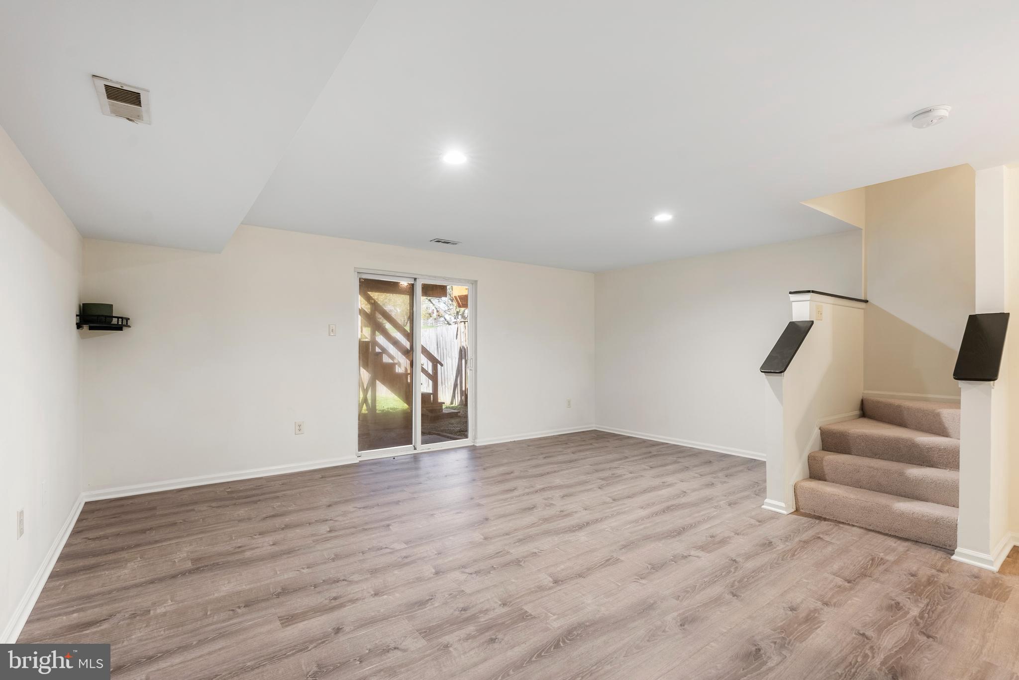 CONSTANT FRIENDSHIP - Residential