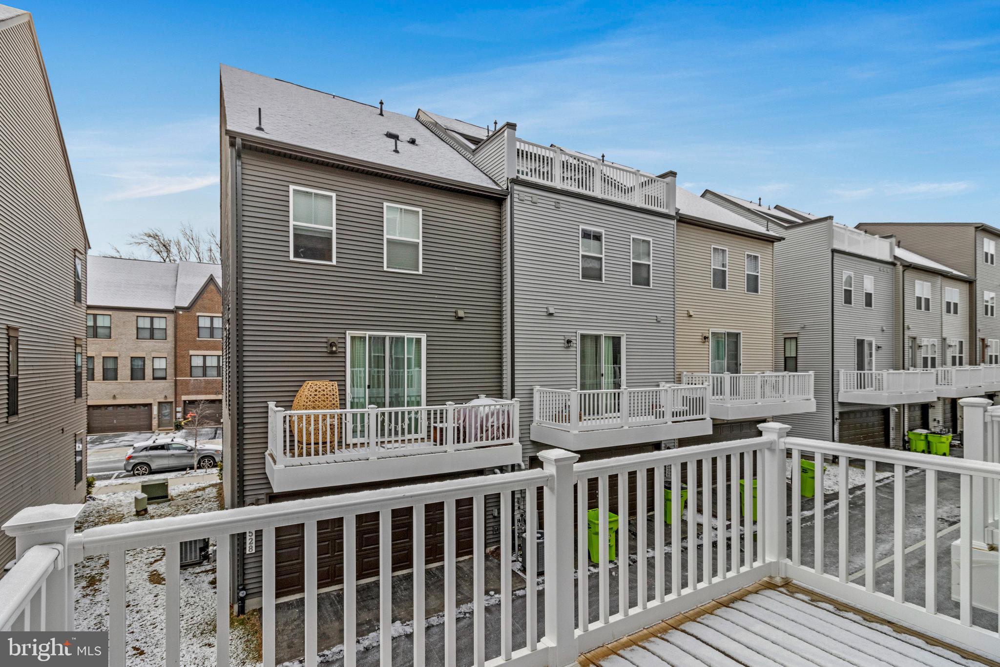 GATEWAY WEST - Residential