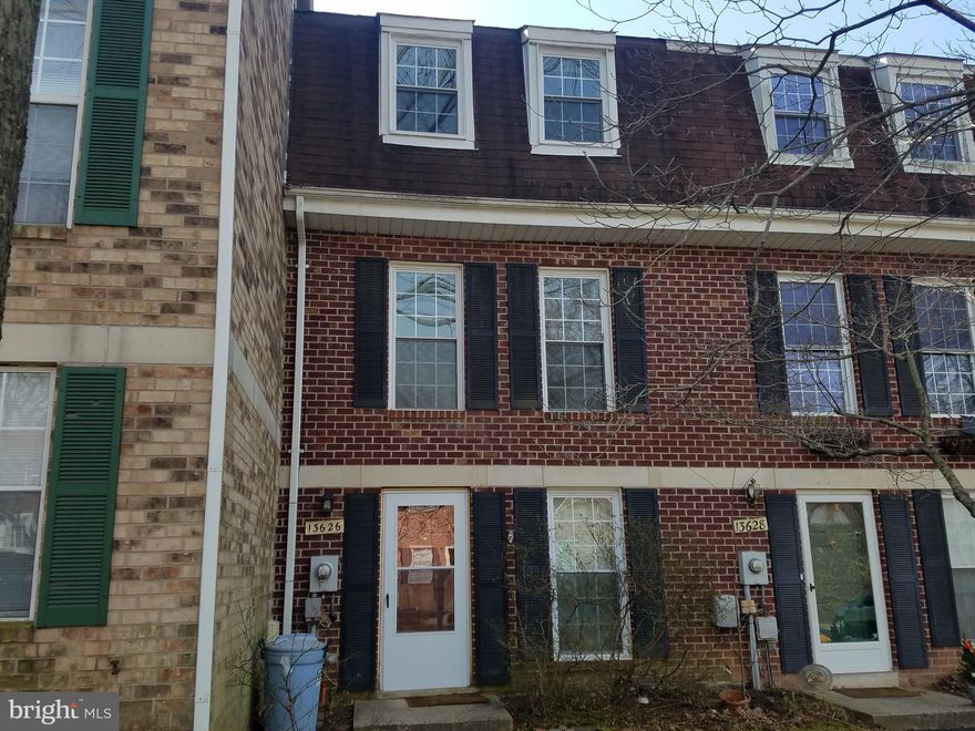 Great townhouse in a great community. This well kept clean property offers 2 master bedrooms w/vaulted ceilings, 2 full baths, great open floor plan, with hardwood floors on main level, new paint throughout, plenty of storage, large deck and nice size yard great for entertaining. Conveniently located to restaurants, shops and parks. Easy access to I-270 and Marc. Great  starter home..FHA Approved.