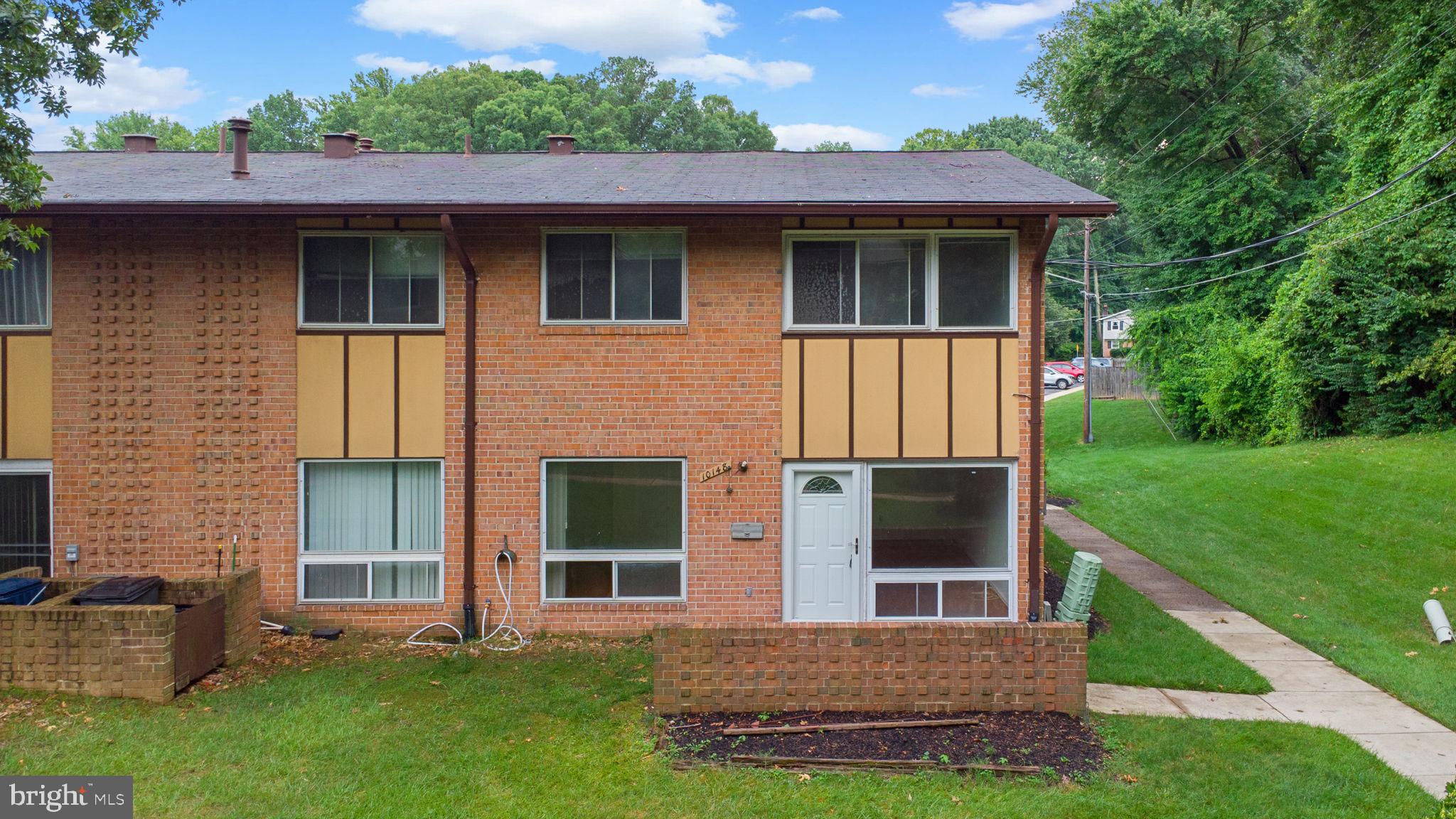 Beautiful 2-level end-unit townhouse in the heart of Fairfax! This 3-bedroom, 1.5-bath home offers a spacious layout with a bright, open-concept living and dining area, fresh paint throughout, and a well-appointed kitchen featuring stainless steel appliances, granite countertops, and ample cabinet space. Upstairs, enjoy three generous bedrooms and a full bath. The main level includes a convenient powder room.
Located in a secluded setting away from the street, this home offers added privacy, extra natural light, and only one shared wall. Additional highlights include a full-size washer and dryer, abundant storage, and a low-maintenance layout.
Just minutes from I-66, less than 1 mile to Fairfax High School, and under 5 miles to Fairfax Corner—a prime location close to shopping, dining, and commuter routes!