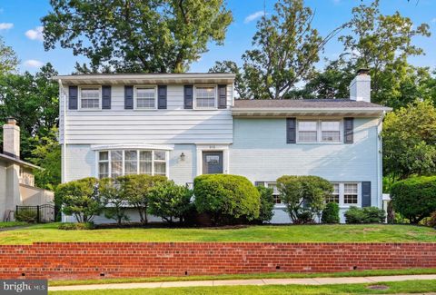 Photo of 915 N Overlook Drive, ALEXANDRIA, VA 22305 (MLS # VAAX2054058)