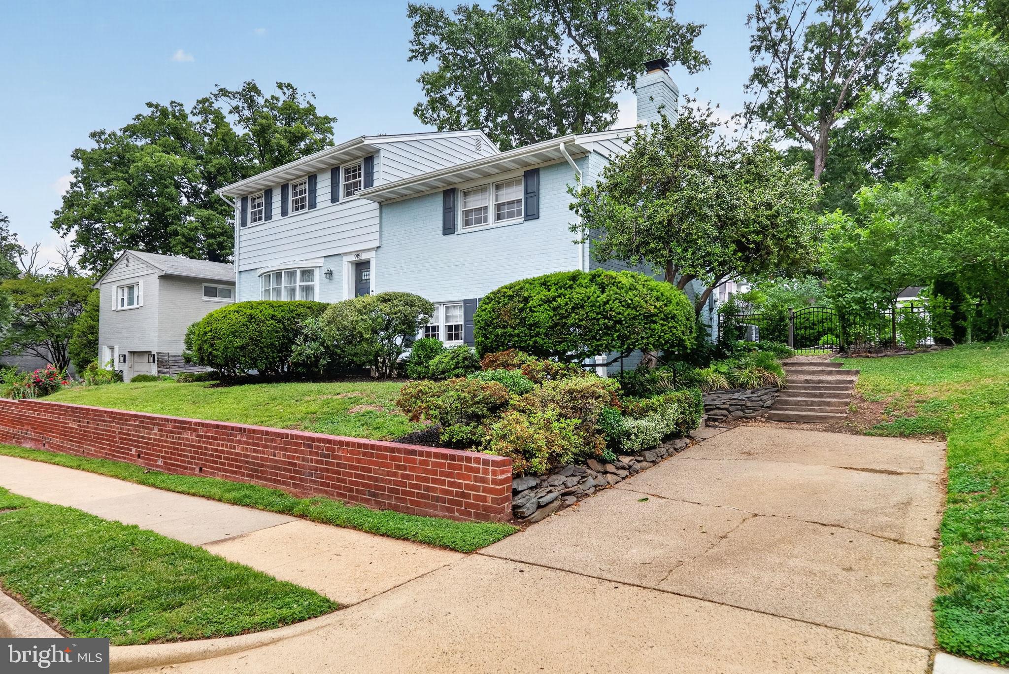 915 N OVERLOOK DRIVE