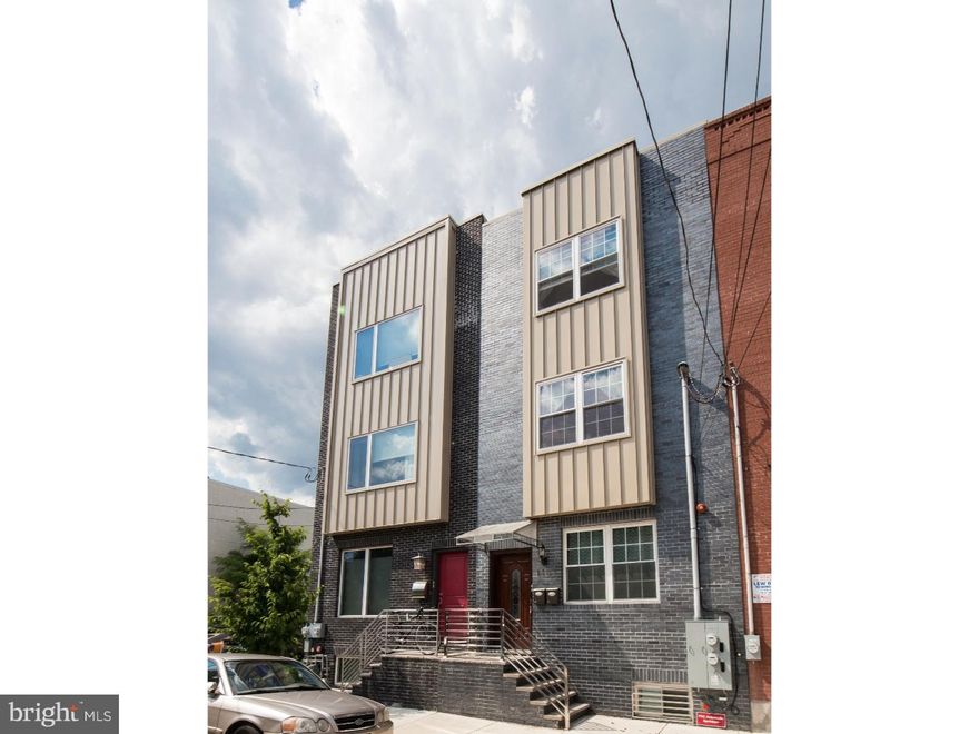 Bi-level 2 bedroom 2.5 bath unit features living room with hardwood flooring, tile kitchen with granite counter top and stainless steel appliances, tiled finished basement, large patio, convenient location, 91 walk score with nearby restaurants, cafes, grocery stores and public transportation.