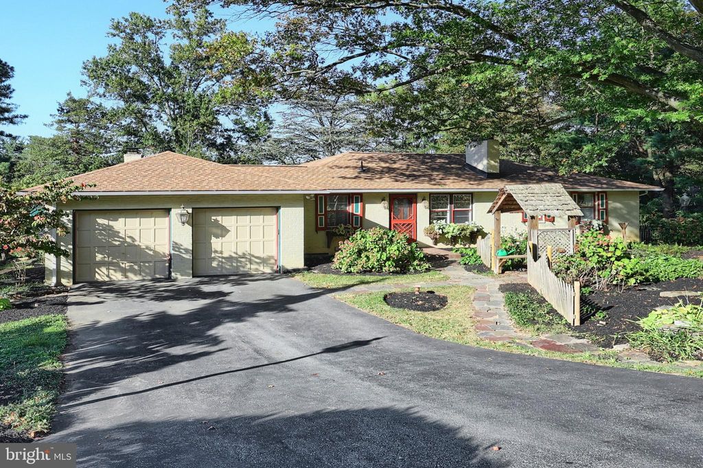 Photo of 4079 Wilshire Drive, YORK, PA 17402 (MLS # PAYK2091154)