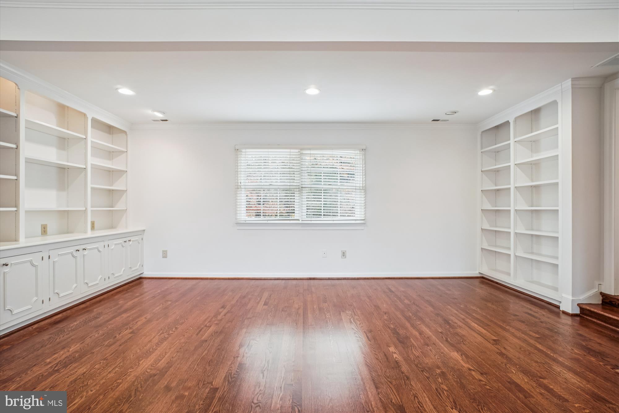 COUNTRY CLUB HILLS - Residential