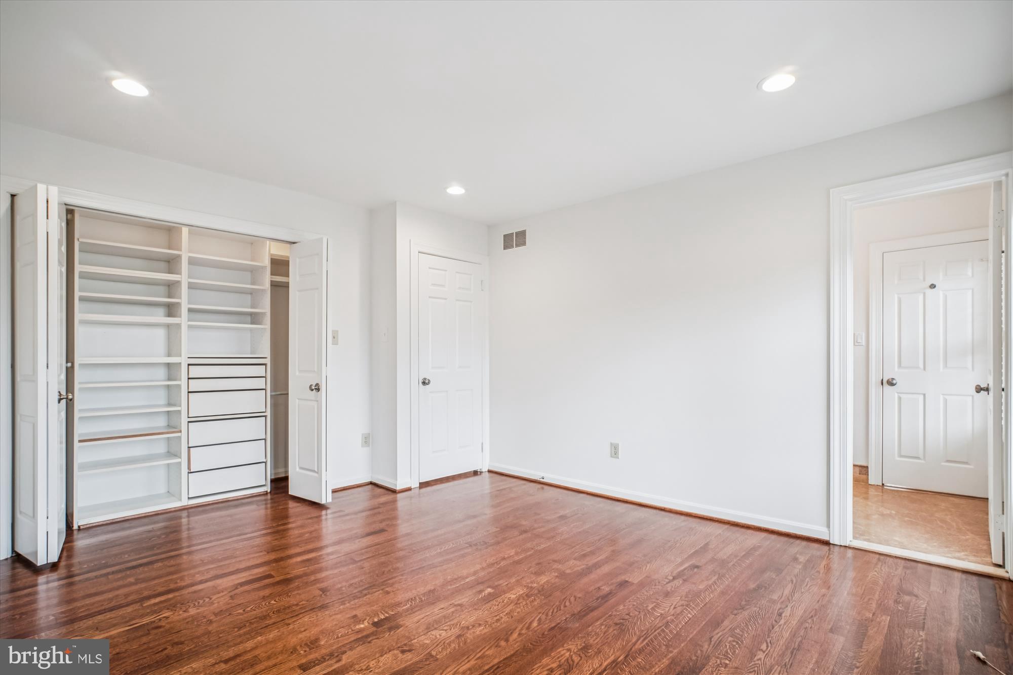 COUNTRY CLUB HILLS - Residential