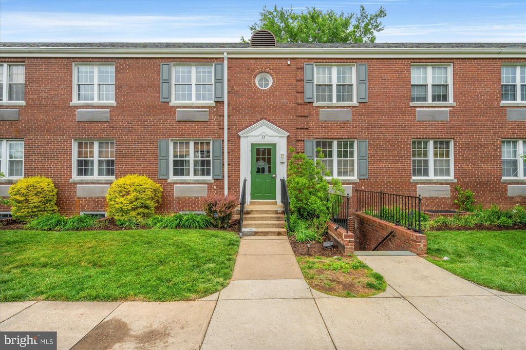 Photo of 17 Auburn Court #B, ALEXANDRIA, VA 22305 (MLS # VAAX2060434)