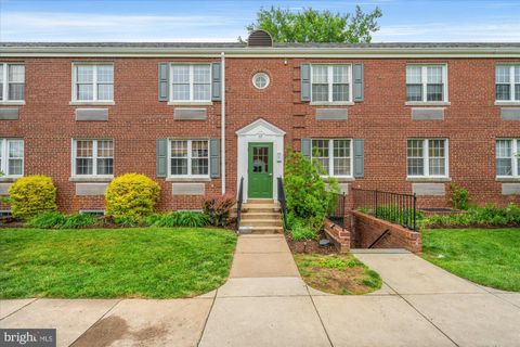 Photo of 17 Auburn Court #B, ALEXANDRIA, VA 22305 (MLS # VAAX2060434)