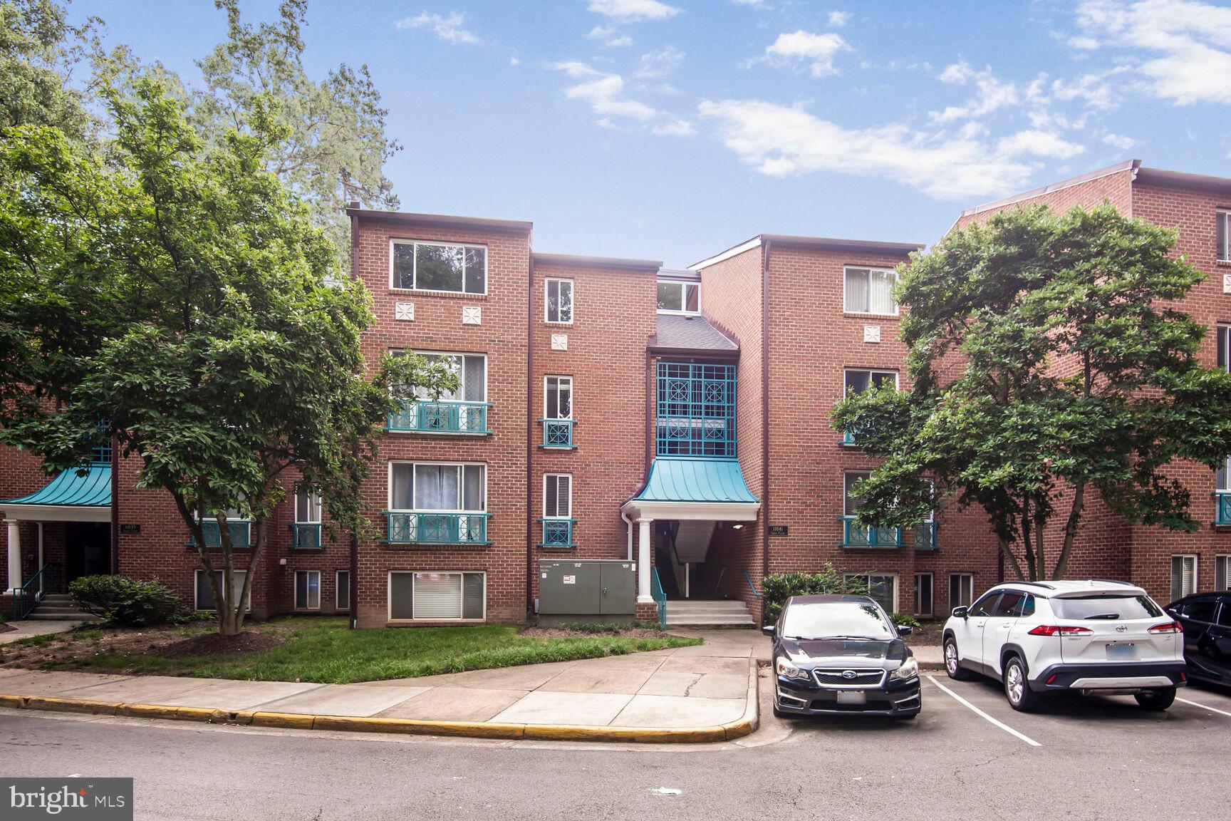 Top-Level 2-Bedroom Condo – Priced to Reflect Renovation Potential
This bright and spacious top-level 2-bedroom condo offers an ideal mix of comfort, convenience, and potential. Whether you're a first-time homebuyer, a savvy investor looking for a light project, or someone excited to customize a home to your taste, this property presents an excellent opportunity.
🛠️ Please Note: The kitchen and bathroom need renovation, and the list price has been adjusted accordingly to reflect the needed updates.
Property Features:
Lightly used stove, refrigerator, washer & dryer
New HVAC and A/C units (2024)
Spacious layout with abundant natural light
Prime Location:
Just 2 miles from the Metro
Convenient access to Rt. 28, Rt. 7, Rt. 267, Rt. 286, and Dulles International Airport
Minutes to Reston Town Center for shopping, dining, and entertainment
Community Amenities:
Terry Smith Aquatics Center with indoor swimming pools
Tennis and basketball courts
Jogging, biking, and walking trails
Ample parking for residents and guests
Condo Fee Covers:
Gas (heat & hot water)
Water & sewer
Trash & snow removal
Exterior building maintenance
This home is a versatile opportunity—perfect for those looking to invest a little to gain a lot. With its unbeatable location and solid foundation, it's ready to be transformed into your ideal retreat or investment.