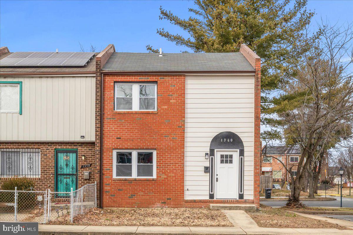 1360 BARNABY TERRACE SE