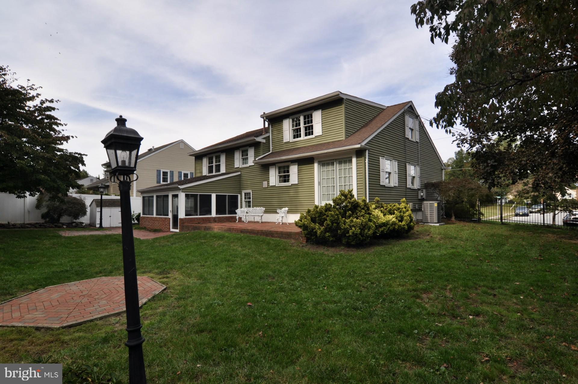 412 PARKVIEW DRIVE