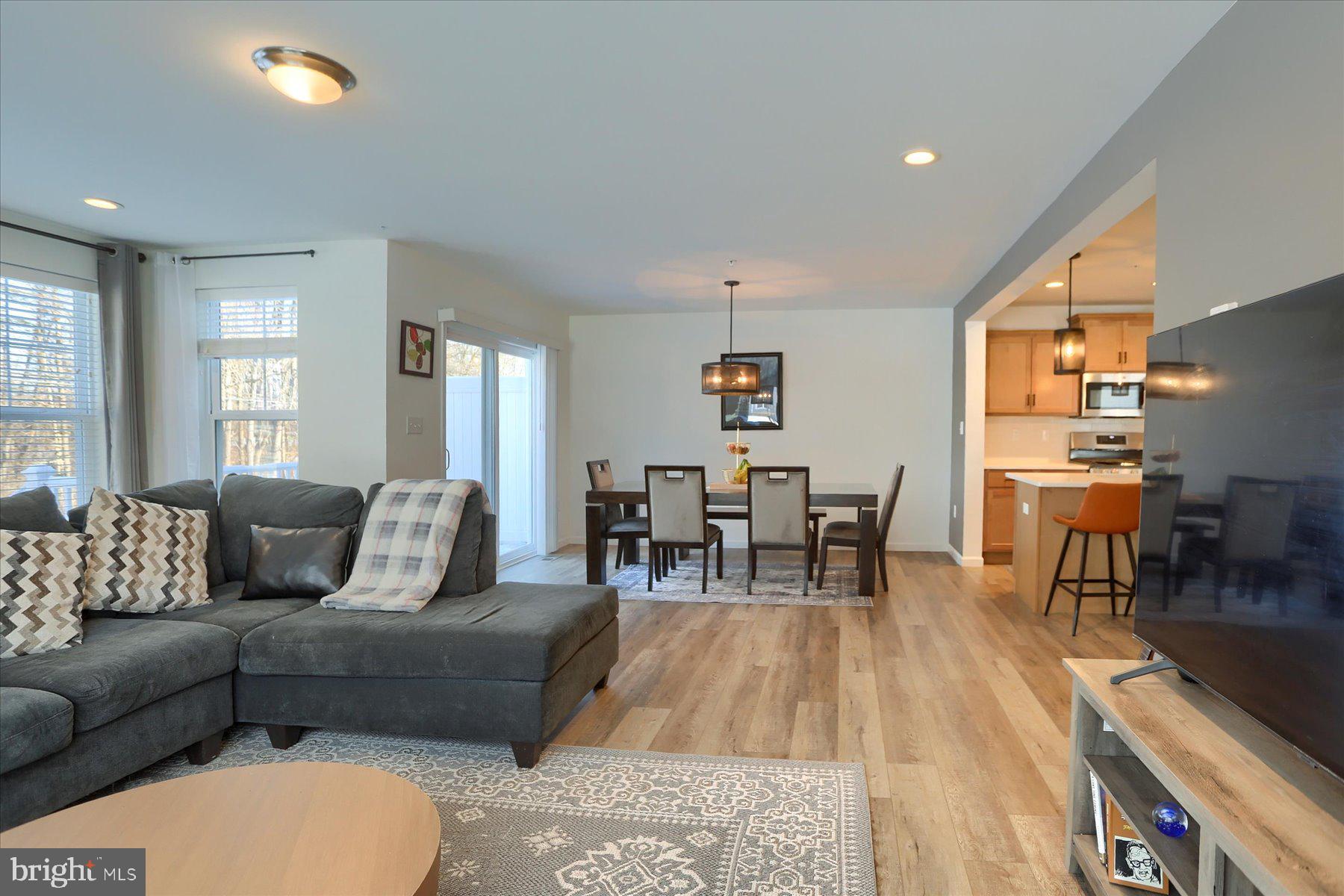 EASTVALE GROVE - Residential