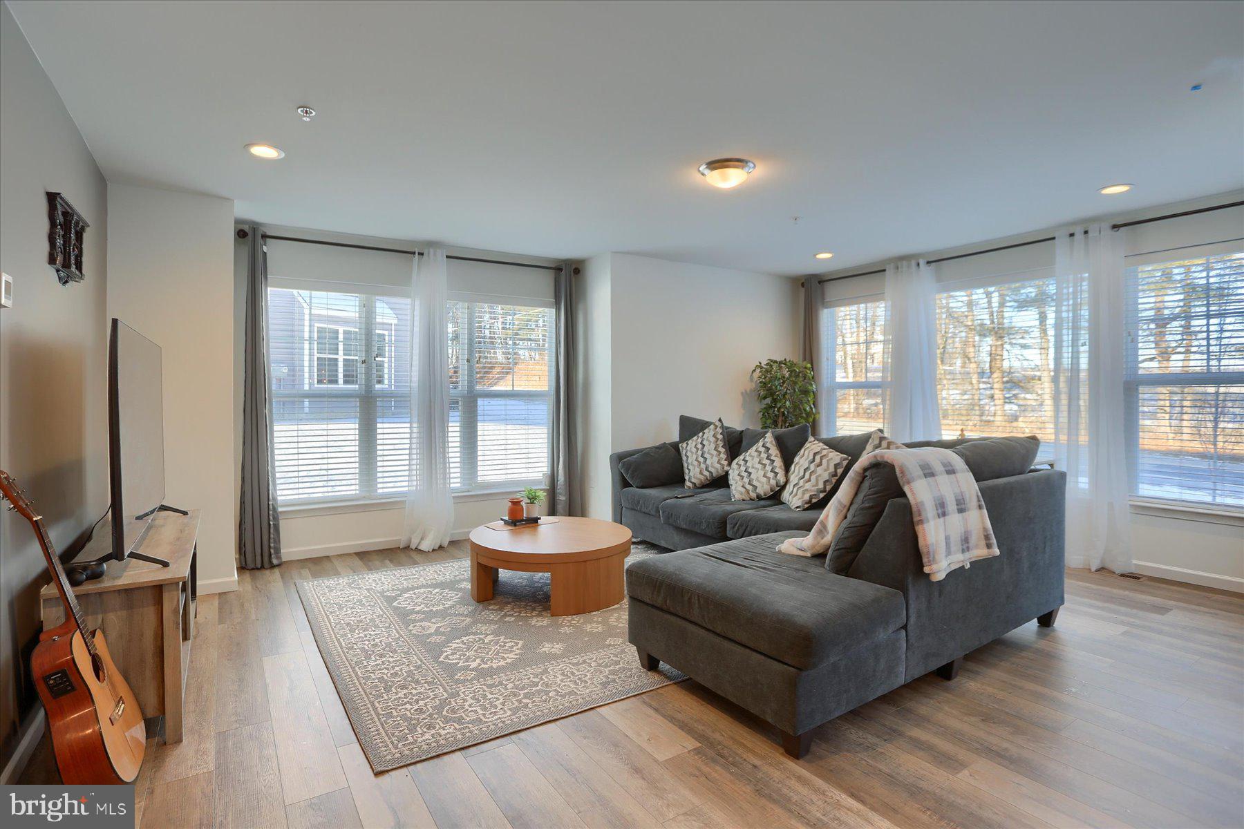 EASTVALE GROVE - Residential