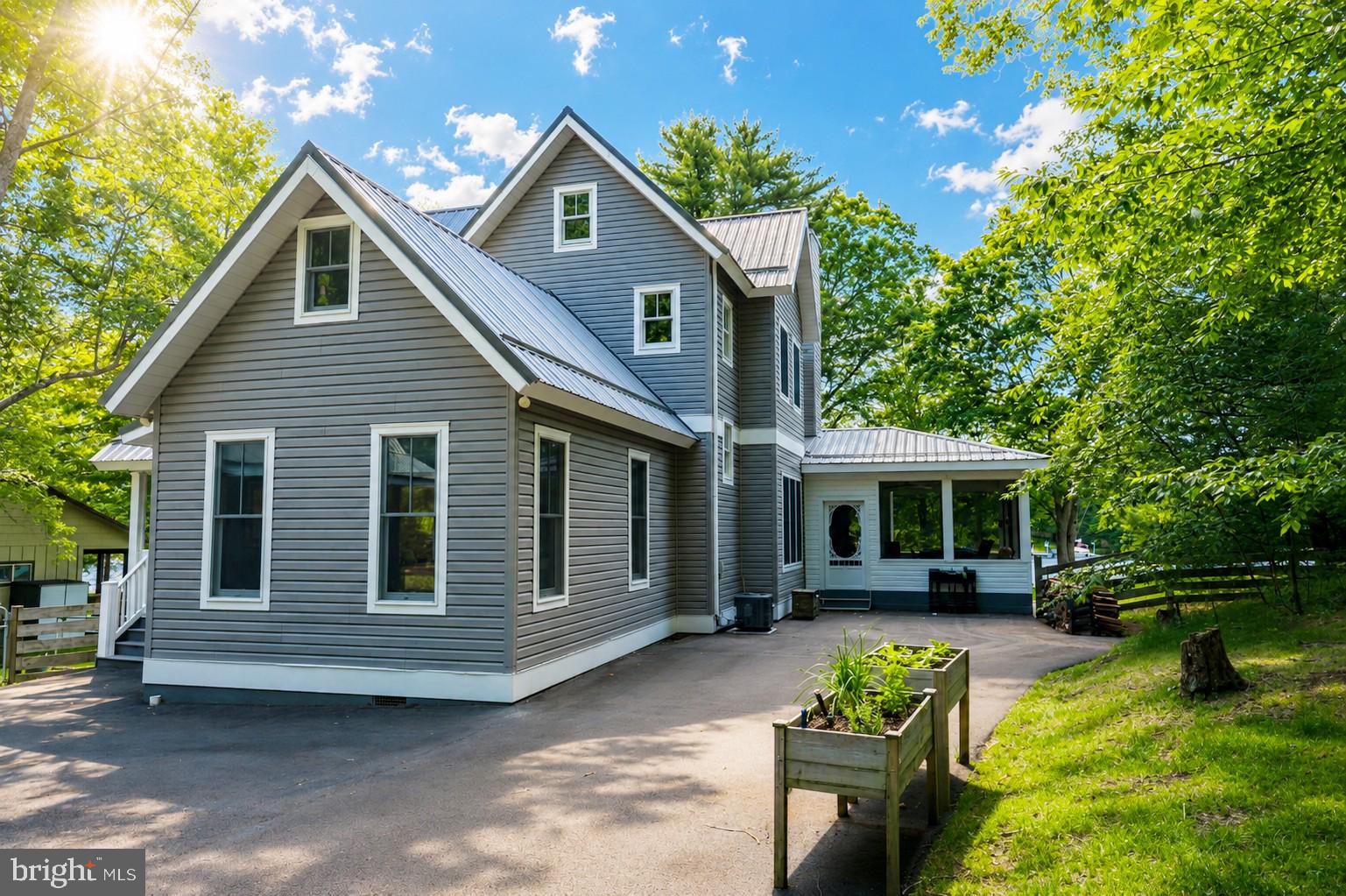 507 SHORELINE DRIVE