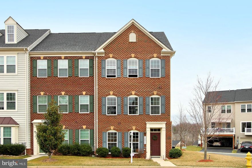 Beautiful Brick Front End Unit Townhome in the Heart of Reid's Prospect*2 Car Garage* Lg Extended Deck Off ExpansiveKitchen, Perfect for Entertaining*Kitchen w/Center Island, SS Appliances, Walk-in Pantry & Wood Floor*Hugh Master Suit w/ Walk-In Closet* Master Bath w/ Upgraded Tile, Double Sinks, Roman Shower w/Dual Shower Heads & Bench Seat*Fantastic Floor Plan* Hugh Side Yard*Close to Amenities!
