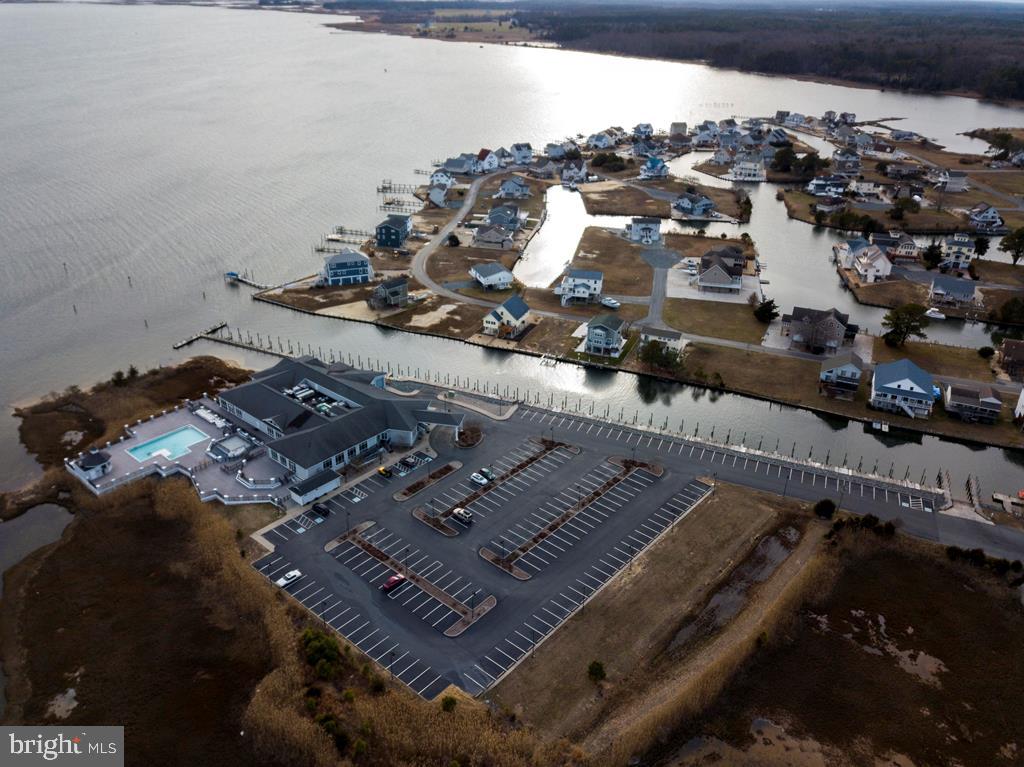 CAPTAIN'S COVE - Residential