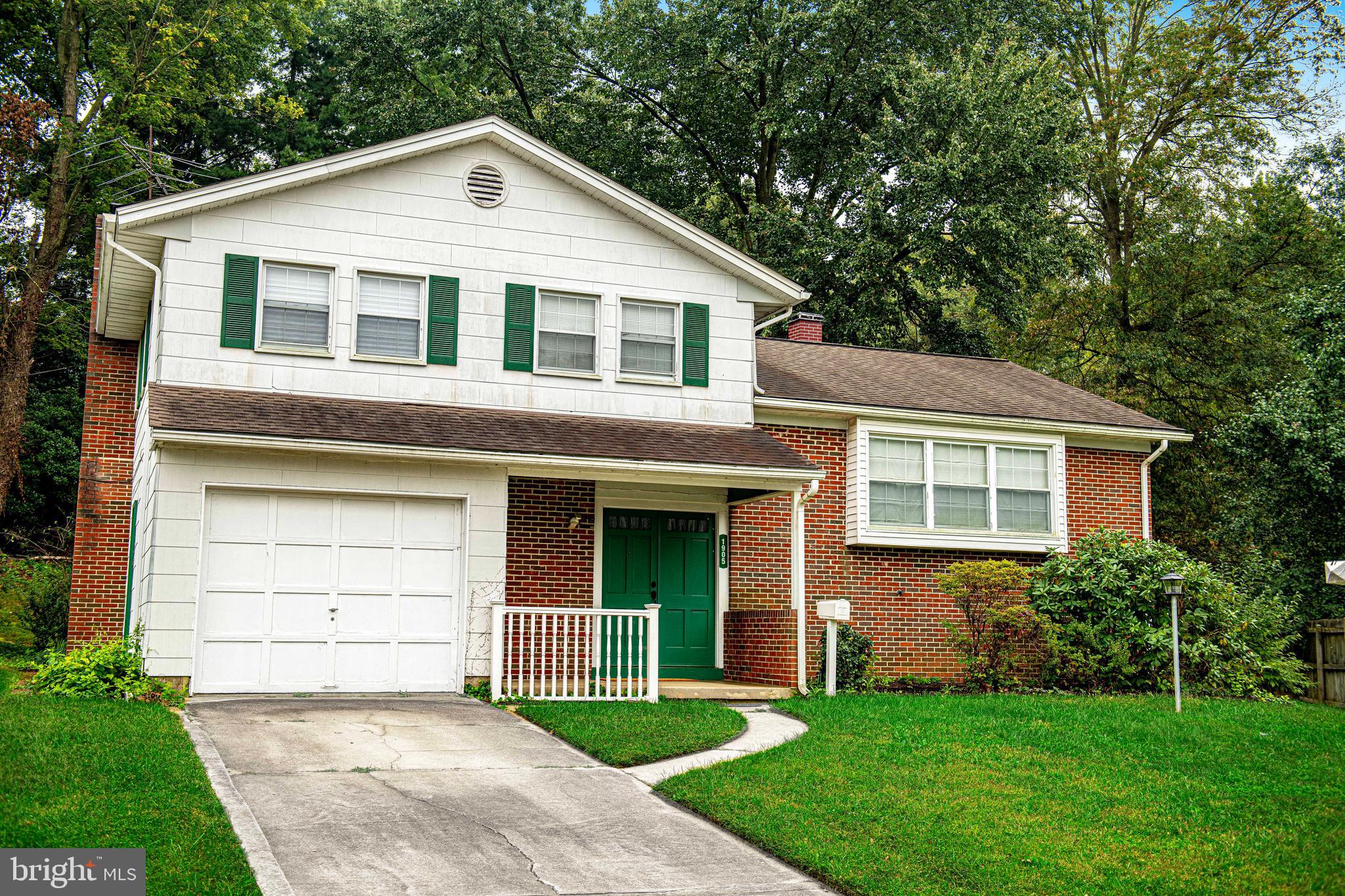 1905 HAREWOOD COURT