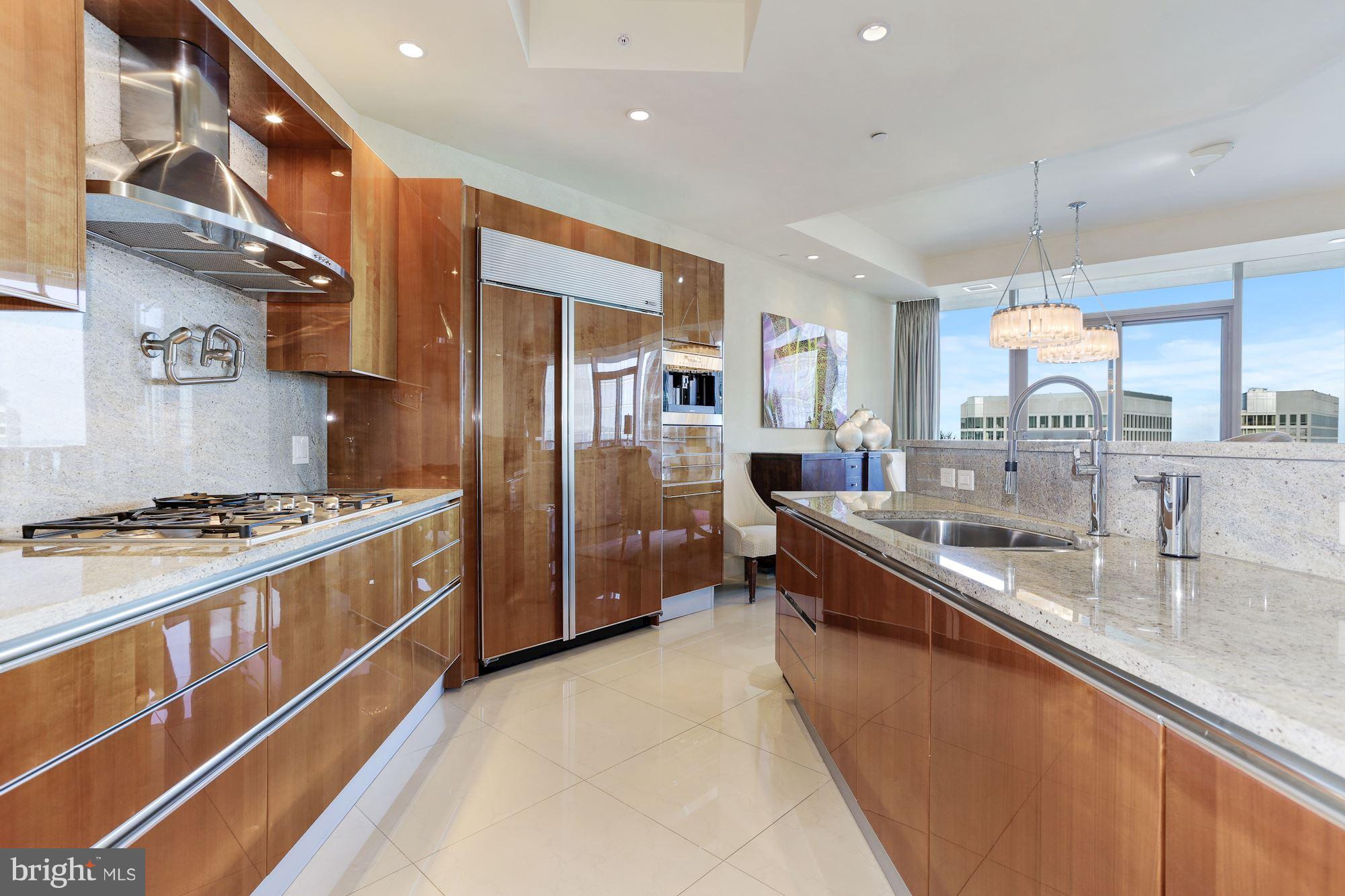 TURNBERRY TOWER - Residential