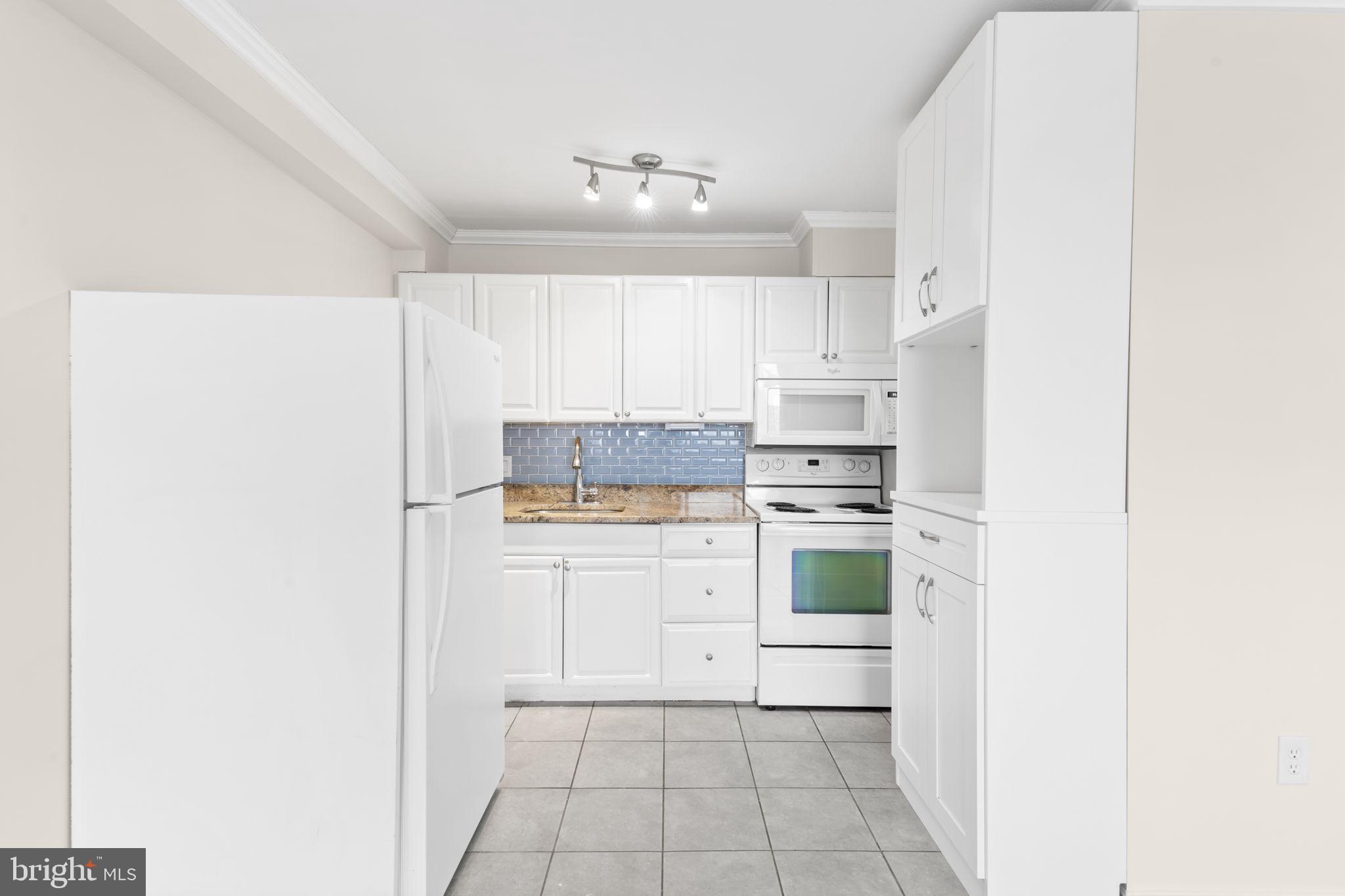 LOGAN SQUARE - Residential