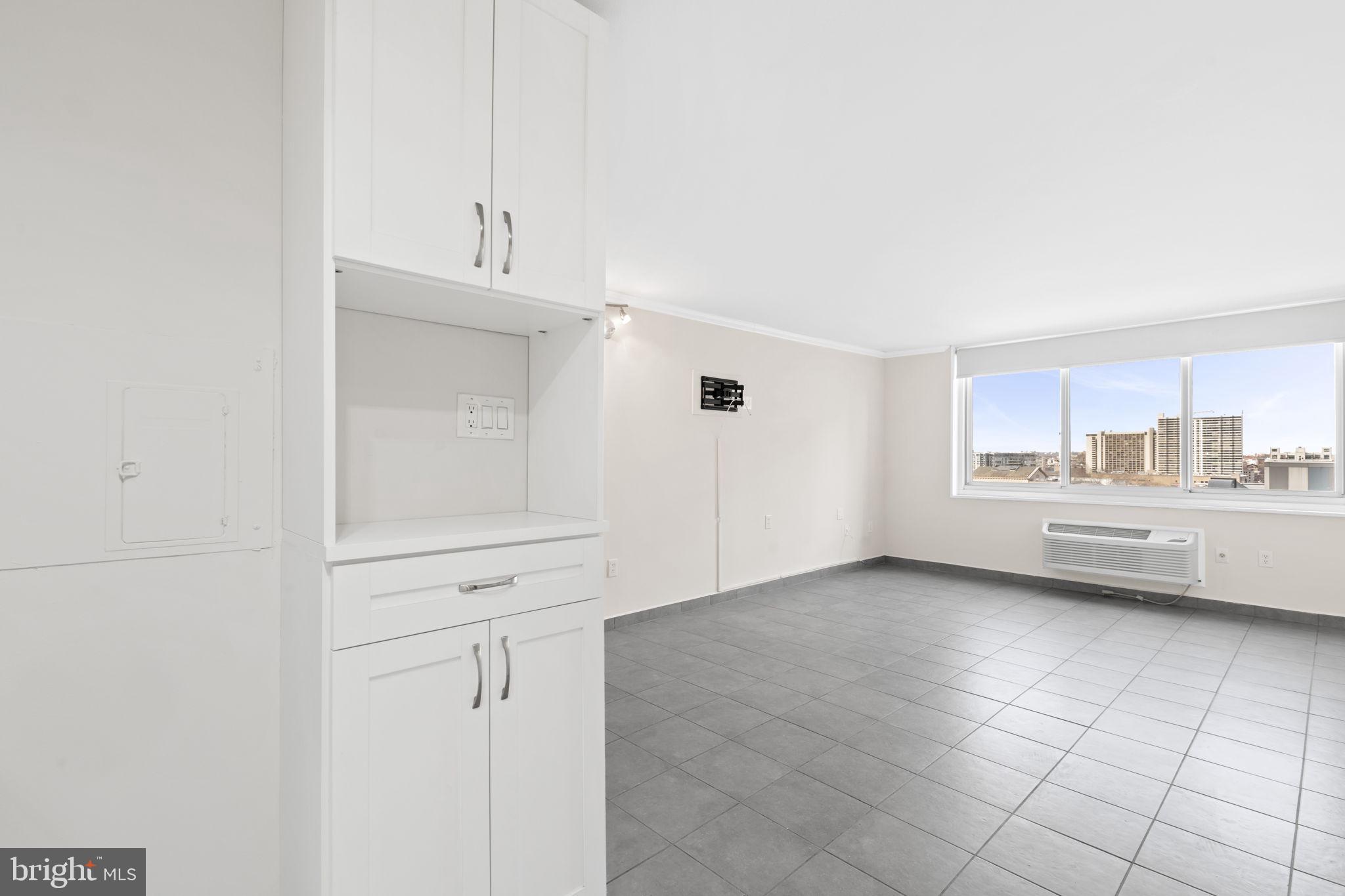 LOGAN SQUARE - Residential