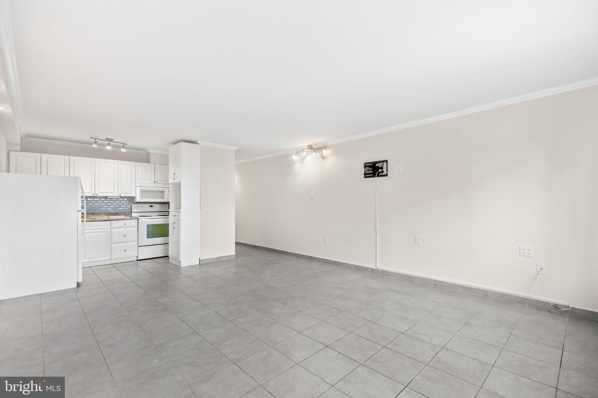 LOGAN SQUARE - Residential