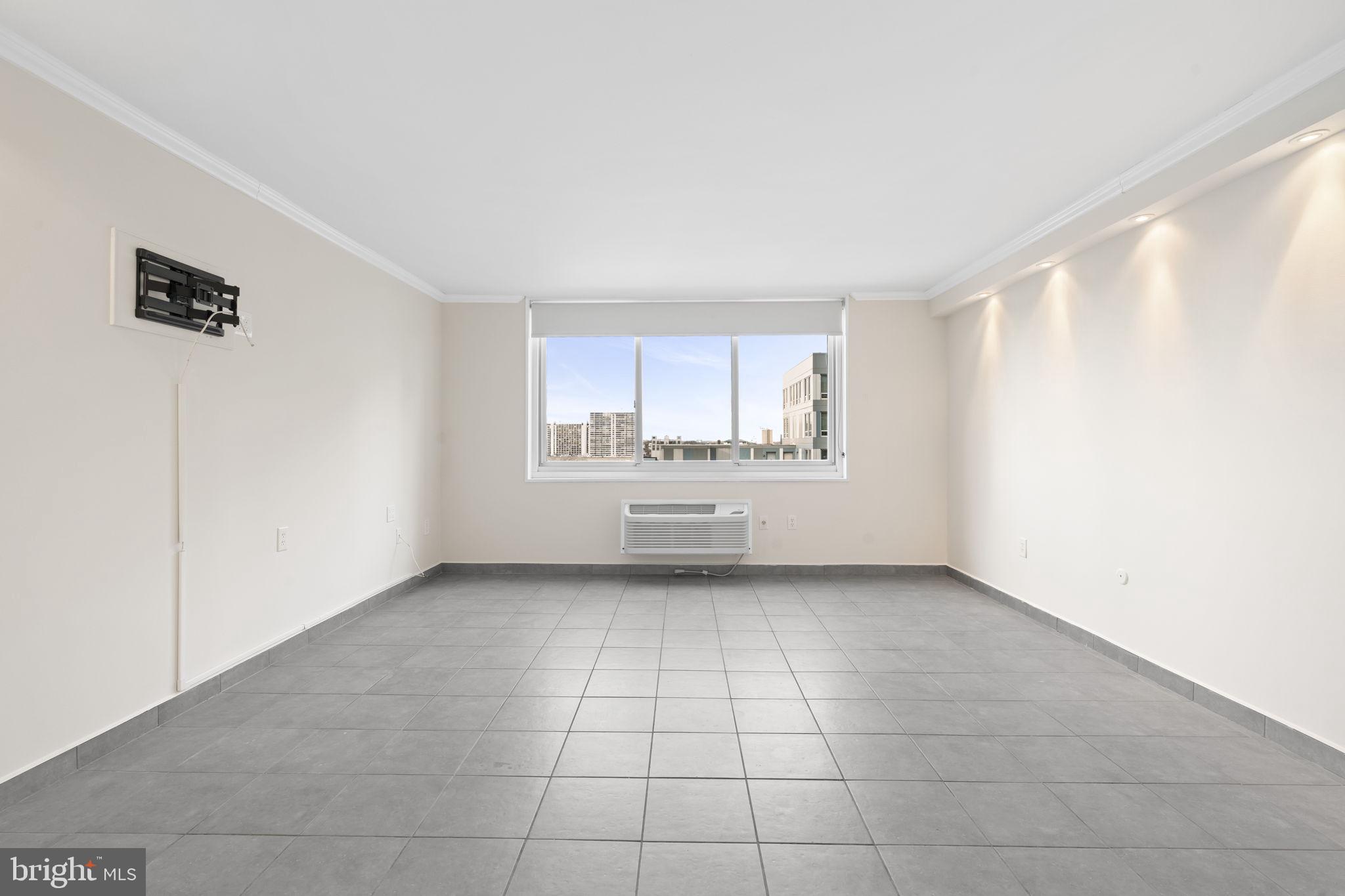 LOGAN SQUARE - Residential