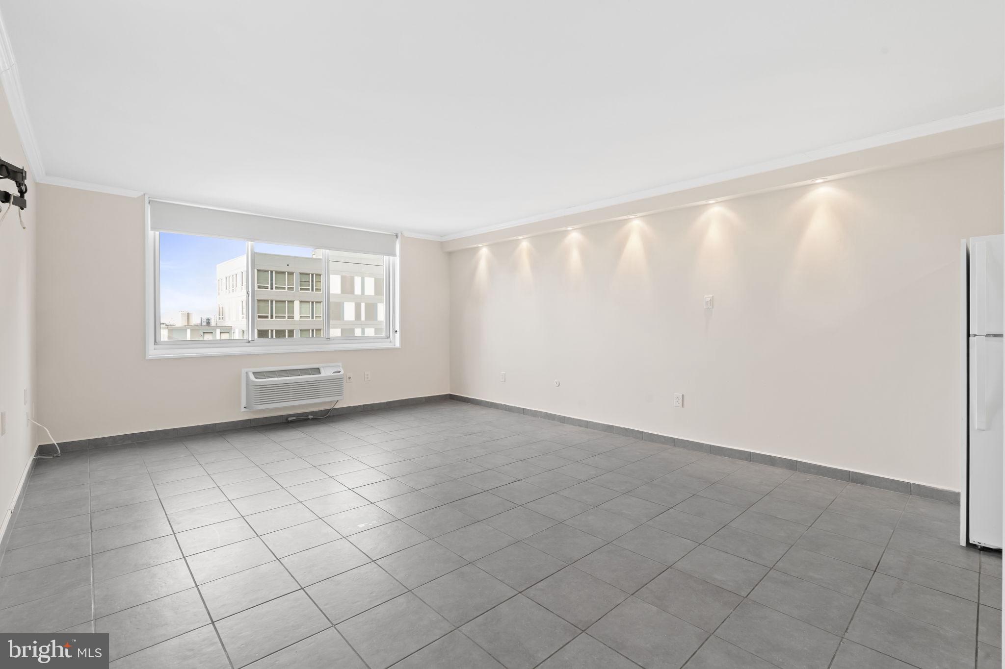 LOGAN SQUARE - Residential