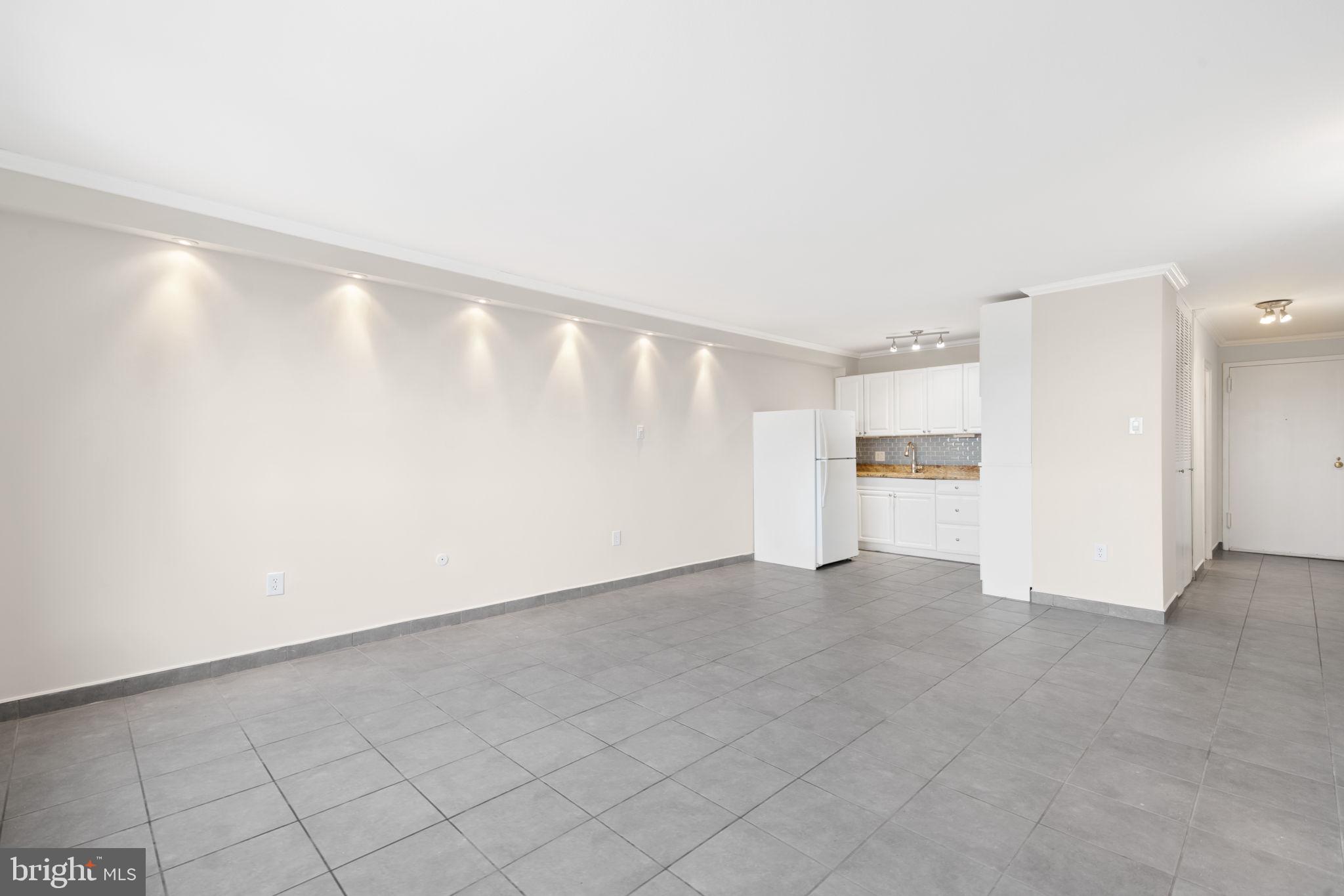 LOGAN SQUARE - Residential