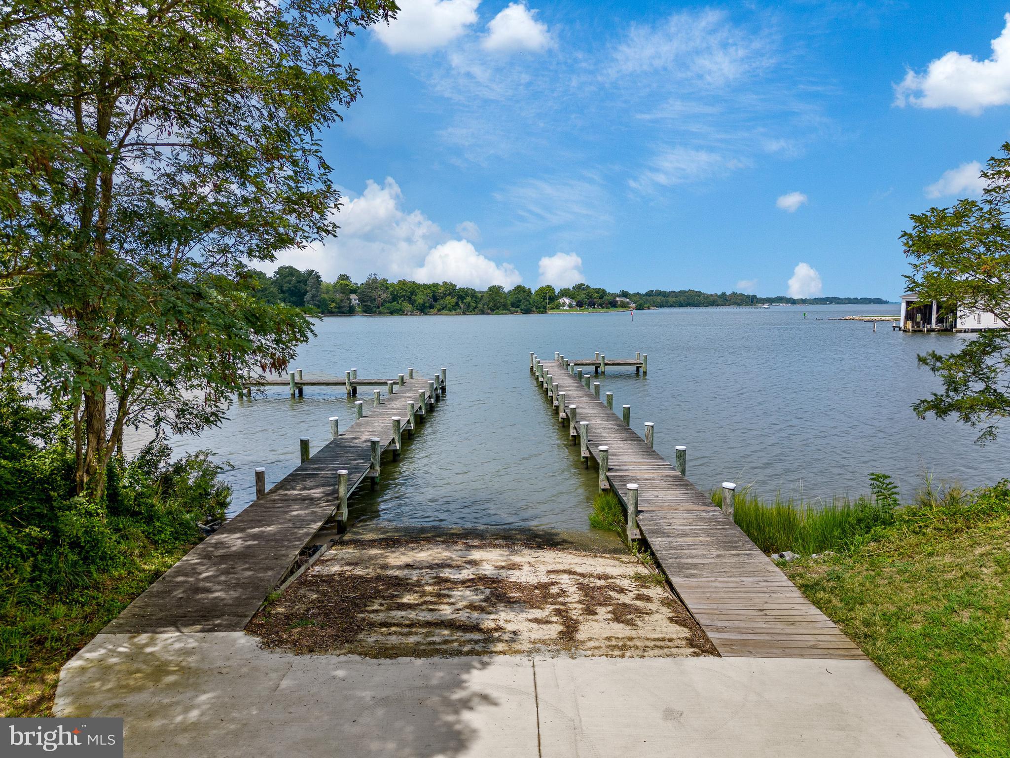 LONGBOAT ESTATES - Residential