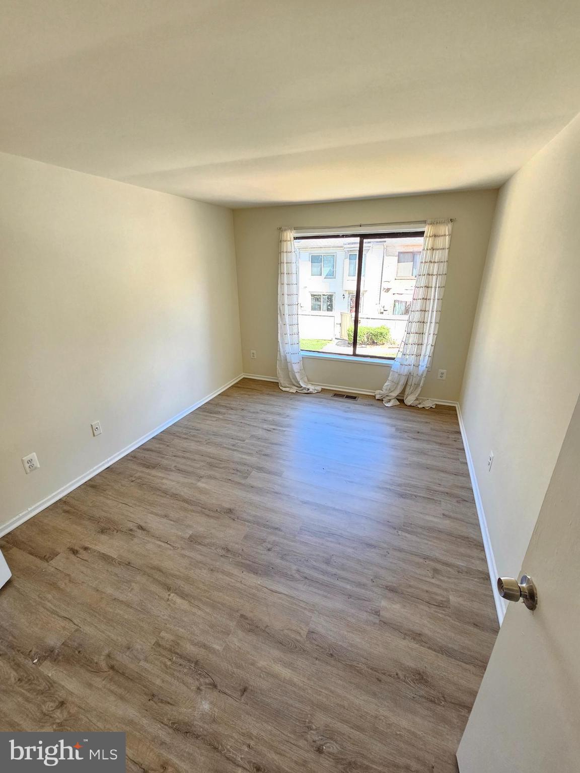 MONTGOMERY VILLAGE - Residential Lease