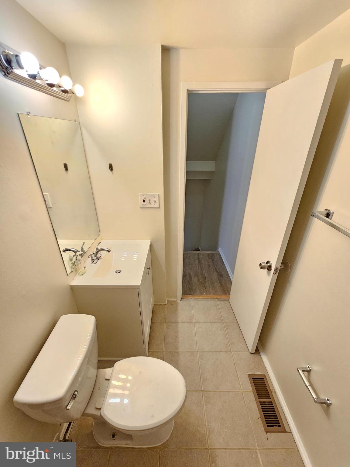 MONTGOMERY VILLAGE - Residential Lease