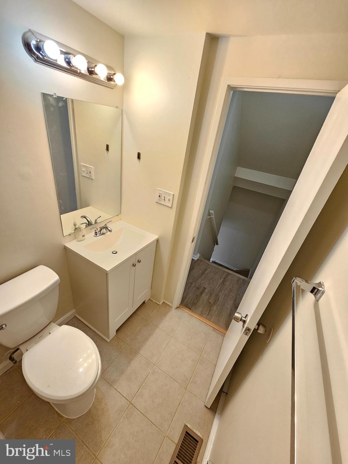 MONTGOMERY VILLAGE - Residential Lease