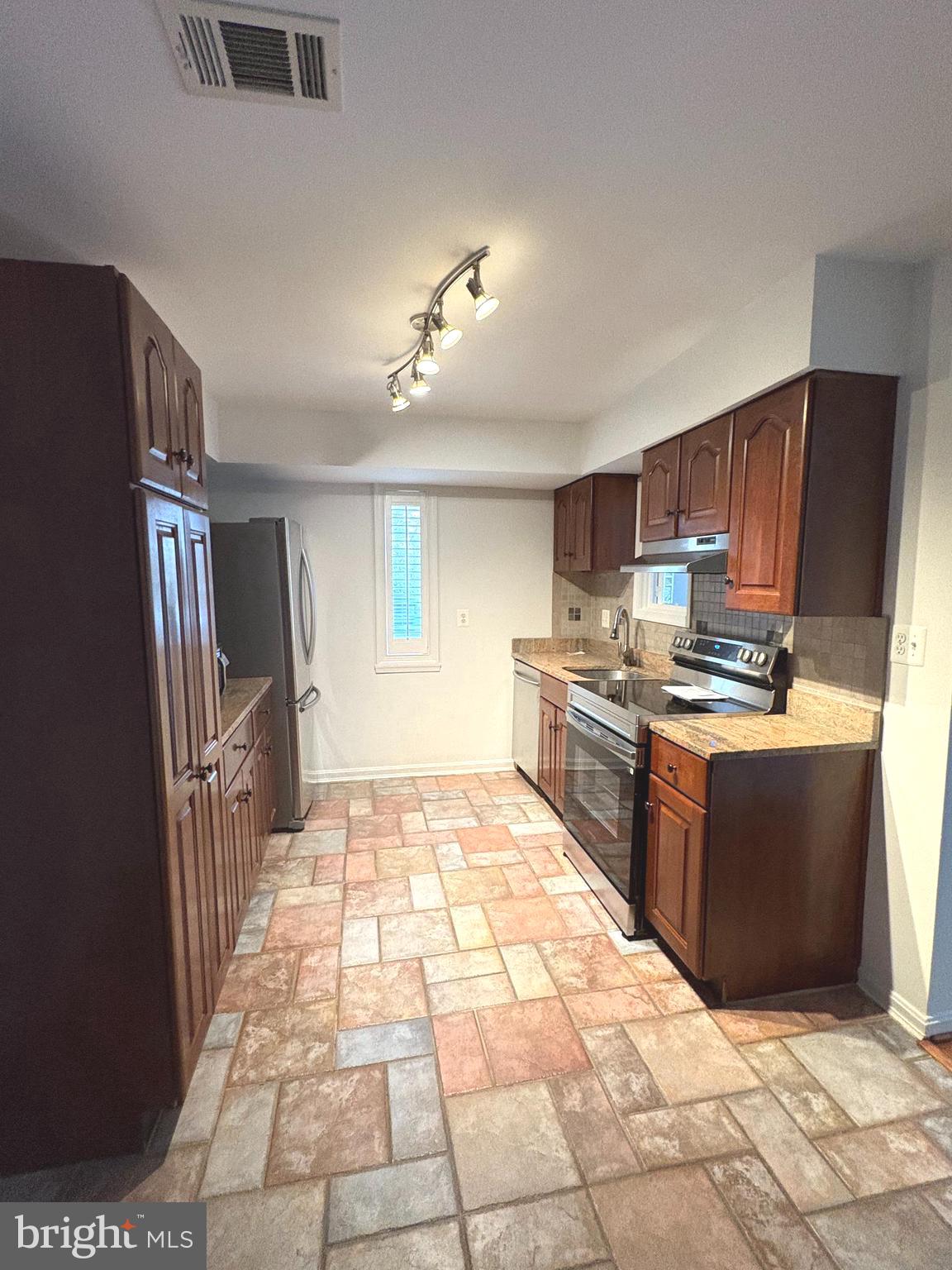 FAIRFAX PLAZA TOWNHOUSES - Residential