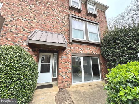 Condo For Sale - 3758 Persimmon Circle<br/> FAIRFAX, VA 22031