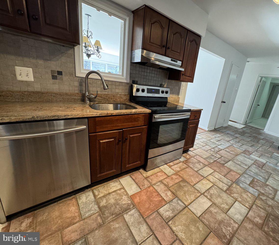 FAIRFAX PLAZA TOWNHOUSES - Residential