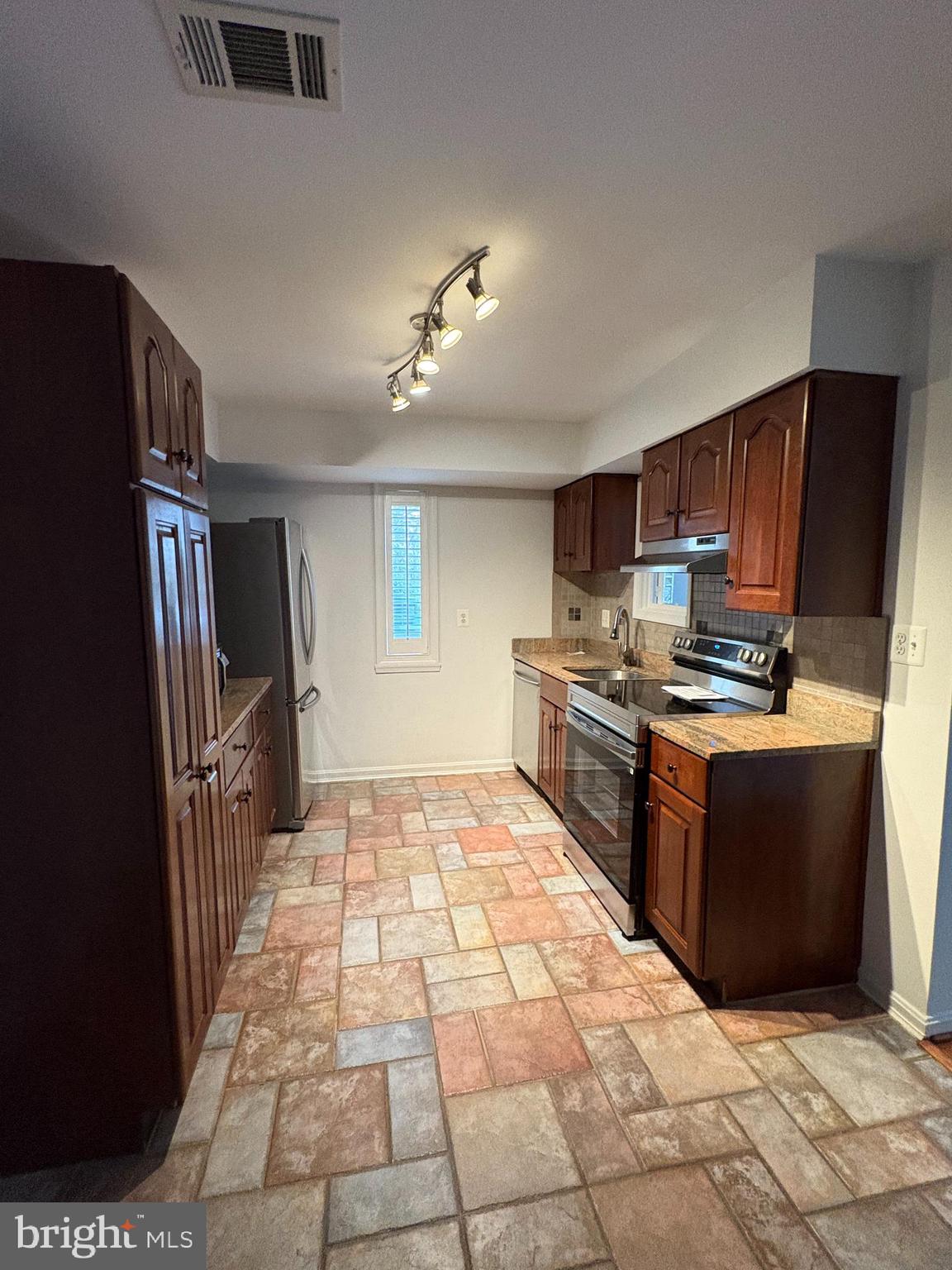 FAIRFAX PLAZA TOWNHOUSES - Residential