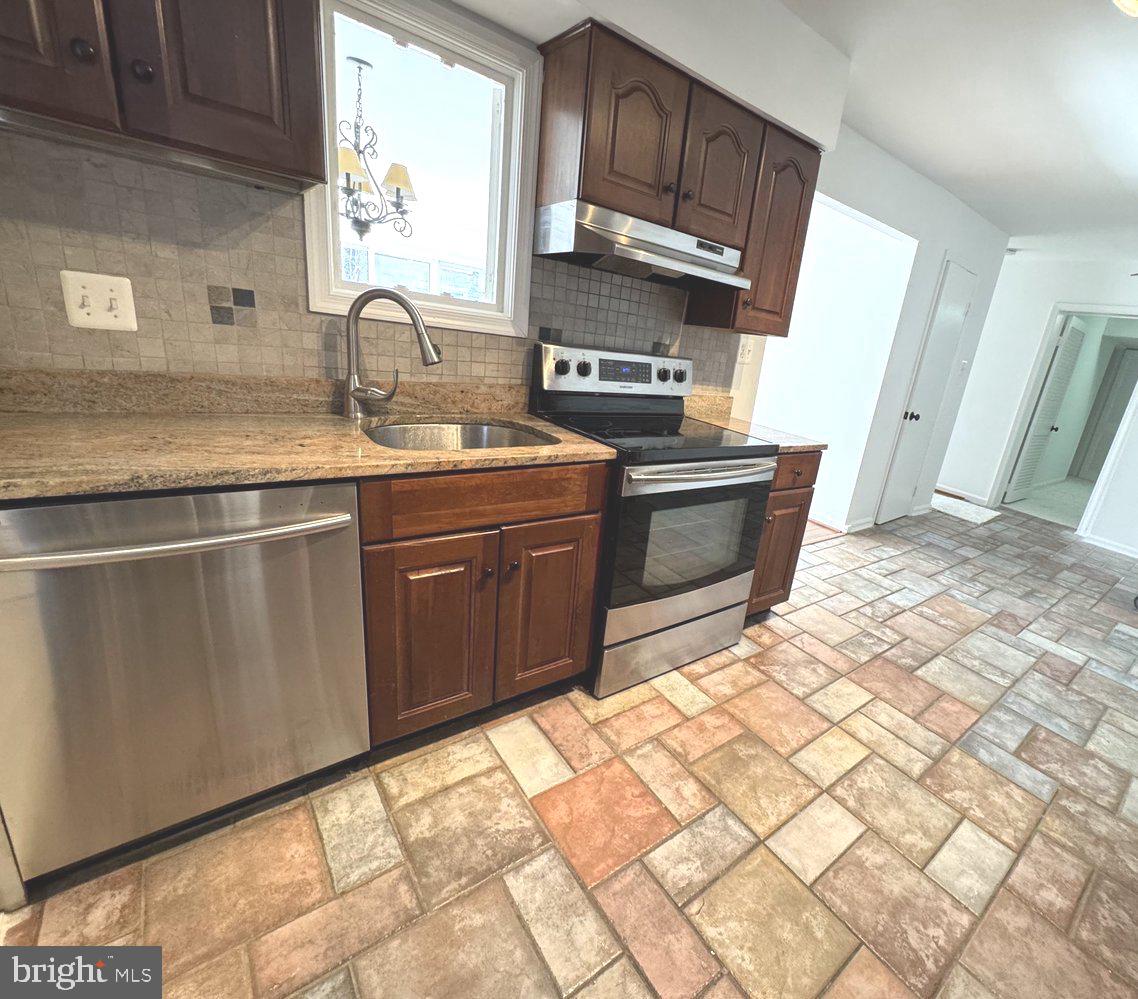 FAIRFAX PLAZA TOWNHOUSES - Residential