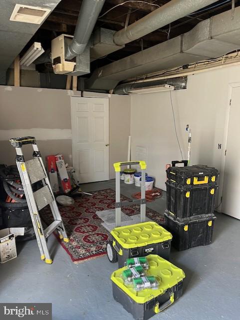 2,500 sq feet, utilities all included, good dry storage, 9 ' ceiling height, concrete floors, rear entrance with ramp.