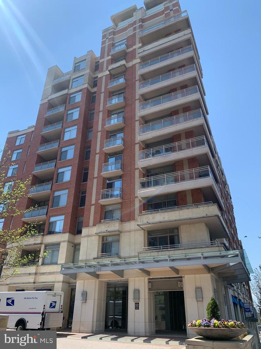 Amazing 1Br/1Ba luxury condo in The Eclipse! Walking distance to Reagan International Airport and Metro. Amenities incl 24hr concierge, pool, gym, club room w/media room, roof-top terrace with beautiful views of DC and Potomac River, Harris Teeter, shops, dog parks, children playground. Deeded underground parking. NO PETS. Must have good credit. Please get lockbox from the concierge. The unit is vacant. Go and show.