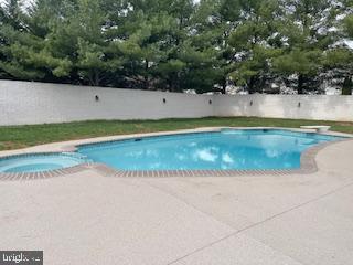 ROLLING HILLS - Residential