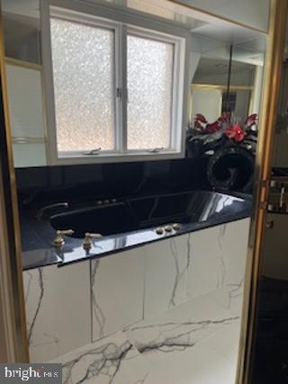 ROLLING HILLS - Residential