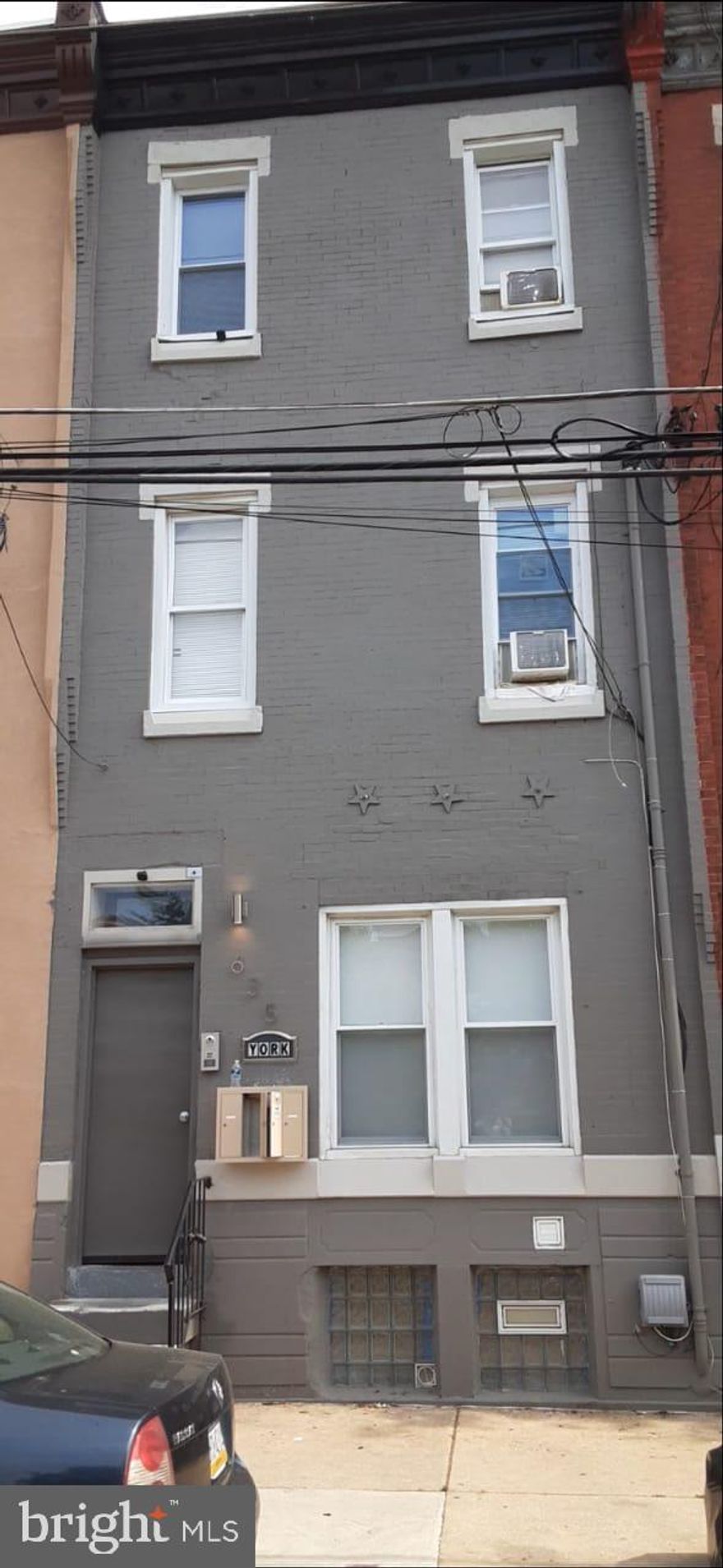 Beautiful apartment in a great location! with 3 bedrooms, one 3 pcs bathroom, at just ten minutes from downtown. The property is closed to public transportation, making it very accessible, don't miss this opportunity, fast and easy application process


*** Property available for move-in June 01***