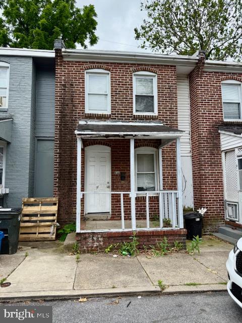 Charming Darby Renovation Opportunity – Cash Offers Only
Quaint 2 bedroom, 1 bath rowhome in the heart of Darby, PA— this shell is primed for your DIYers, investors, or flippers vision. Located just a short walk to Darby Transit Center (SEPTA Trolley Routes 11 & 13) and the Regional Rail on the Wilmington/Newark Line, this property delivers unmatched commuter convenience. Families will appreciate nearby schools and easy access to Upper Darby and Darby Township districts. This is an ideal investment, and affordable entrance into the market.
Property being sold as is. Buyer is responsible for all township inspections and repairs.