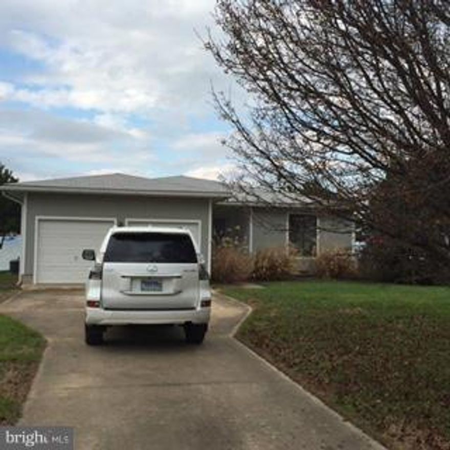 Lovely waterfront rental located directly on the Chesapeake Bay with expansive views of the Bay Bridge.  Features include:  2 large bedrooms, gleaming hardwoods, family room, sunroom, large deck, renovated kitchen, stainless and quarts/granite, pier with water/electric, 12,500 boat lift, 3-4 ft MLW.