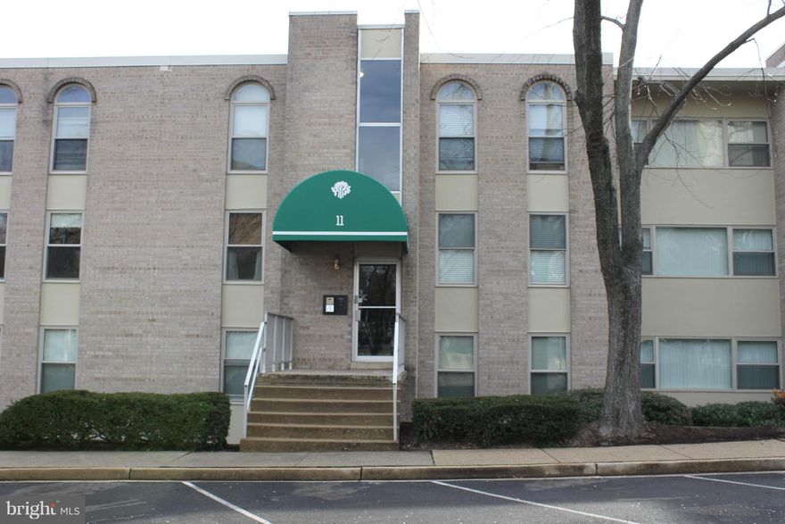 SHORT SALE APPROVED!!!Buyer's finance fell through. Back on the market pending release.  Short sale approved for 225k with 3% cc help.  ONE OF THE BIGGEST 3BR/2FB UNIT IN CANTERBURY SQUARE!! UPDATED BATHROOMS, SPACIOUS BEDROOMS, KITCHEN WITH SS APPLIANCES, CERAMIC FLOORING AND GRANITE COUNTERTOPS, LARGE BALCONY AND MUCH MORE!!!