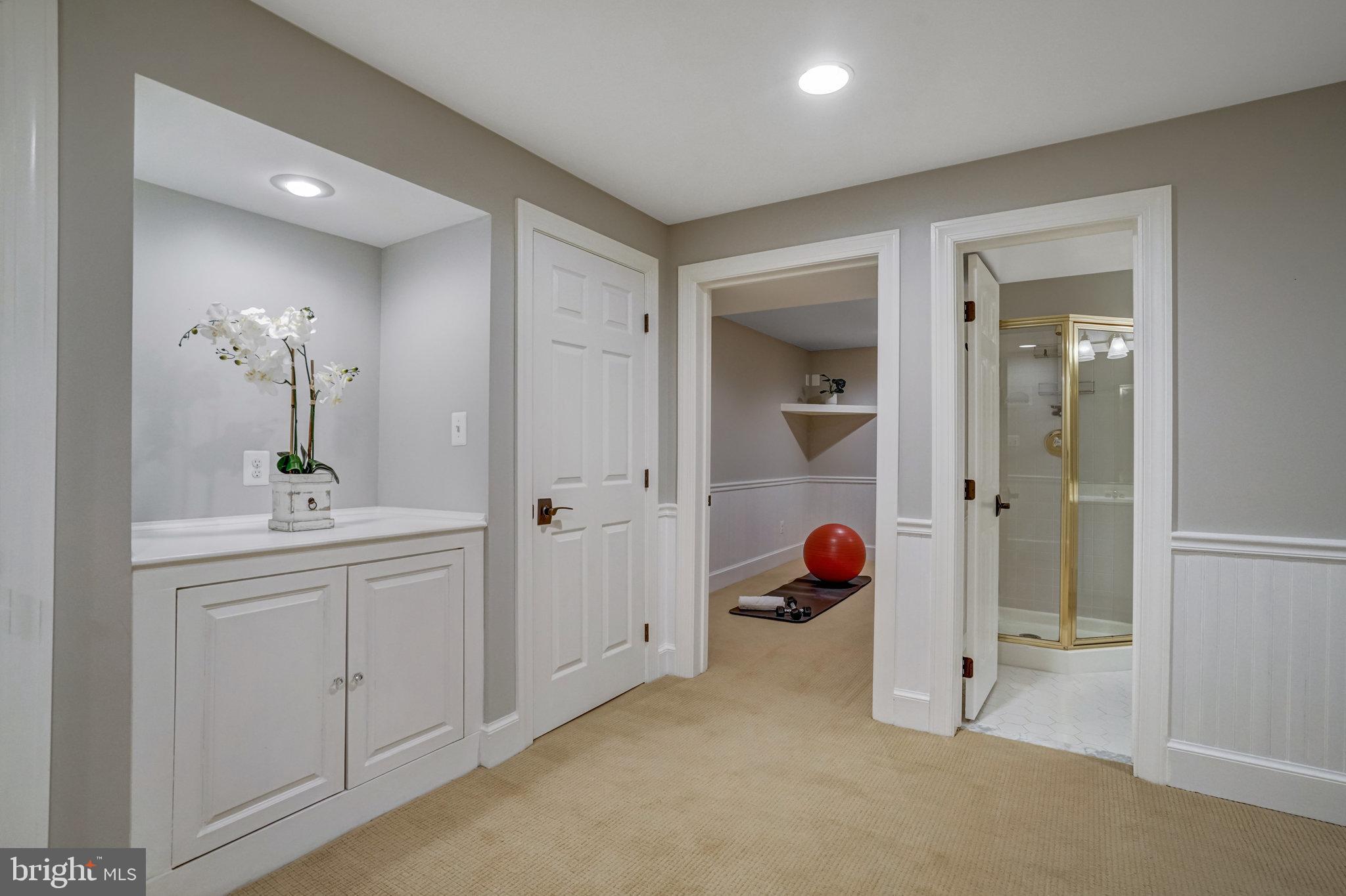 HILLSIDE MANOR - Residential